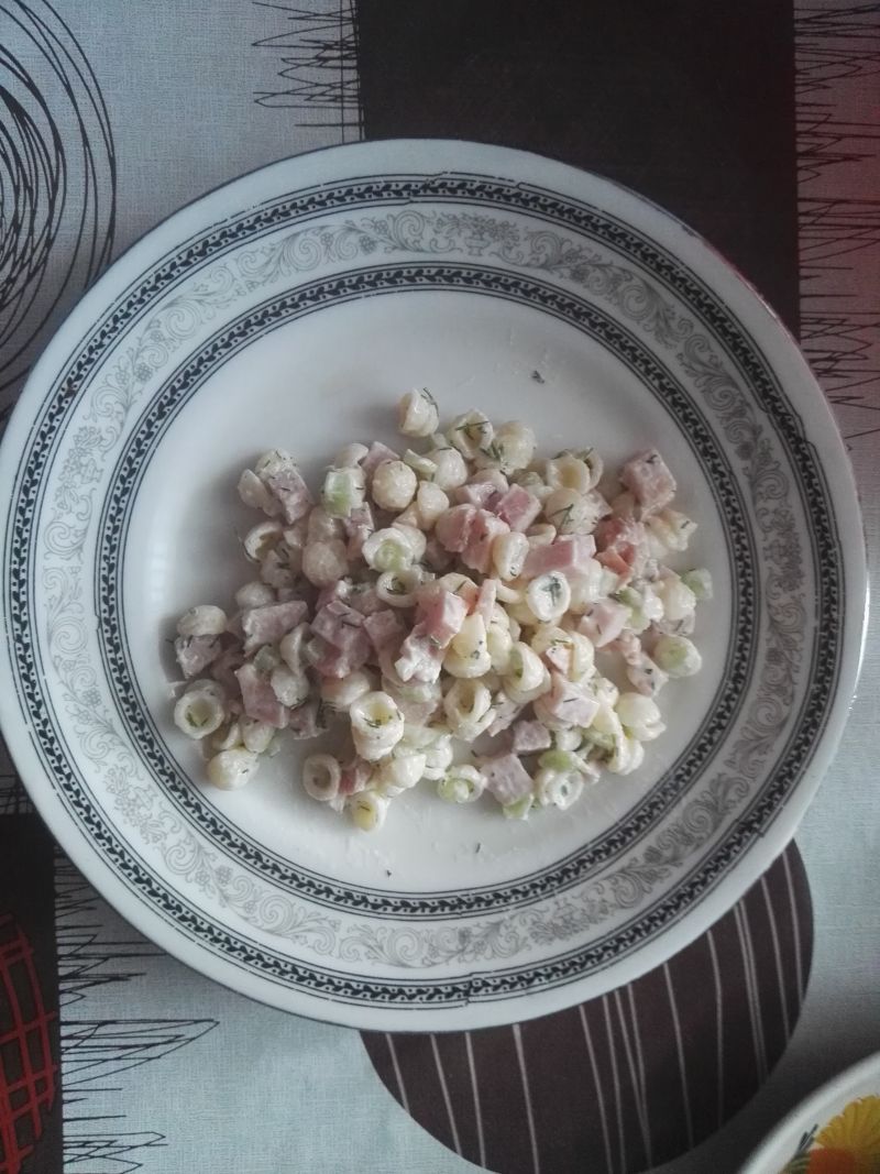 Sałatka ze świeżym ogórkiem i koperkiem
