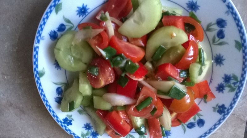 Sałatka ze szczypiorkiem i papryką Sałatka ze szczypiorkiem i papryką