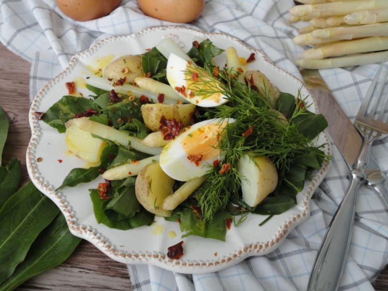 Sałatka ze szparagami i młodymi ziemniaczkami