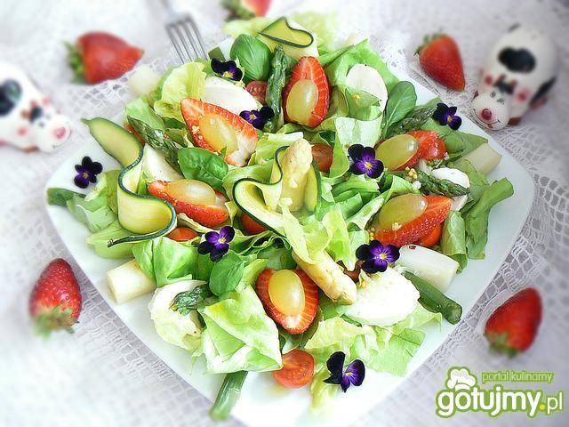 Sałatka ze szparagami i mozzarellą
