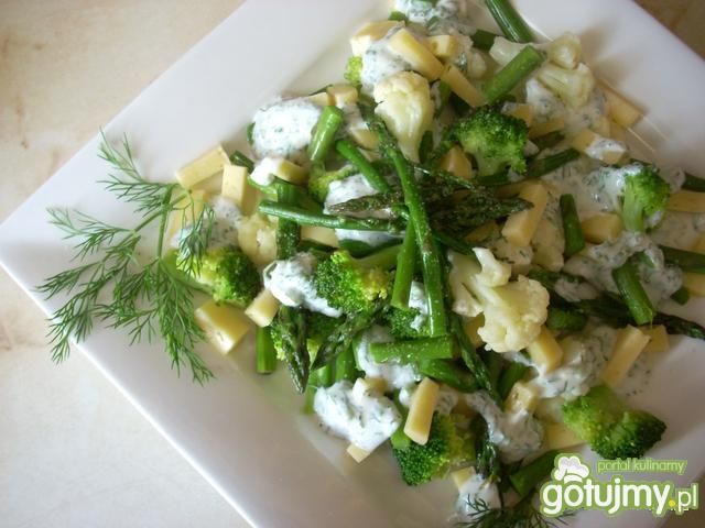 Sałatka ze szparagami i żółtym serem  Sałatka ze szparagami i żółtym serem