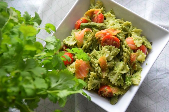 Sałatka ze szparagami, pesto z rukoli i łososiem Sałatka ze szparagami, pesto z rukoli i łososiem