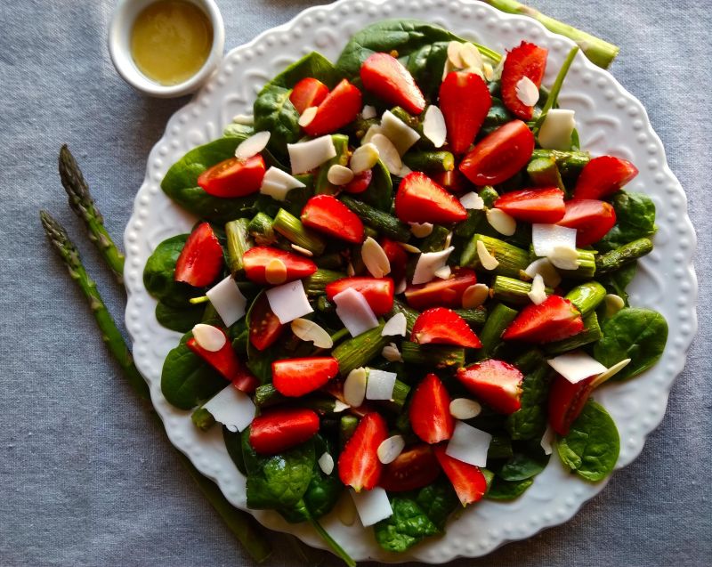 Sałatka ze szparagów, szpinaku i truskawek