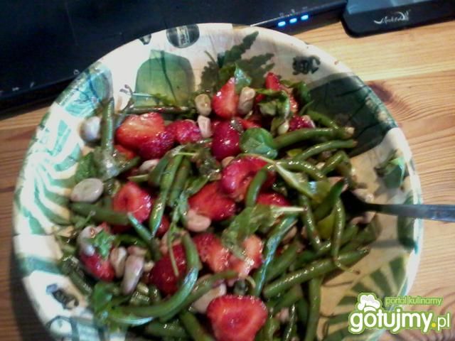 Sałatka ze szparagową i truskawkami