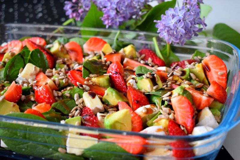 Sałatka ze szpinakiem, awokado i truskawkami  Sałatka ze szpinakiem, awokado i truskawkami