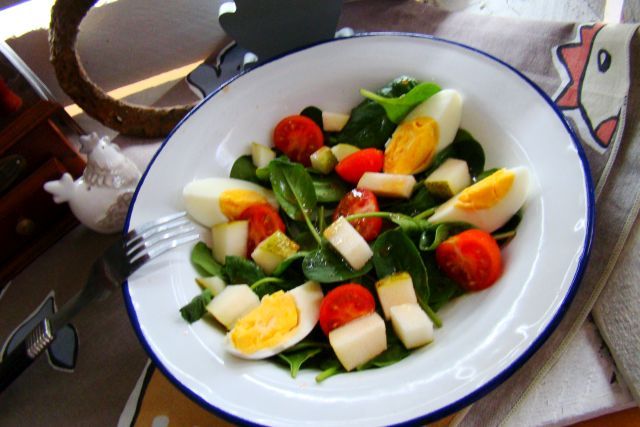 Sałatka ze szpinakiem baby i jajkiem Sałatka ze szpinakiem baby i jajkiem