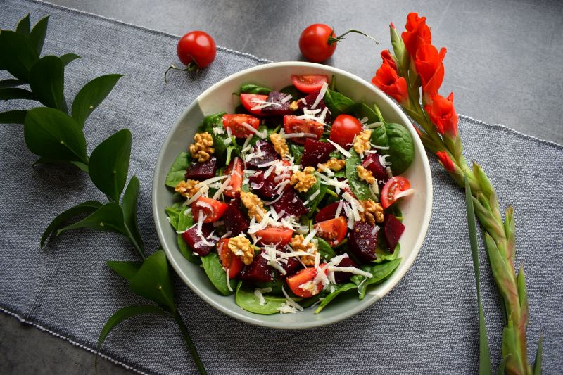 Sałatka ze szpinakiem, burakiem i orzechami Sałatka ze szpinakiem, burakiem i orzechami