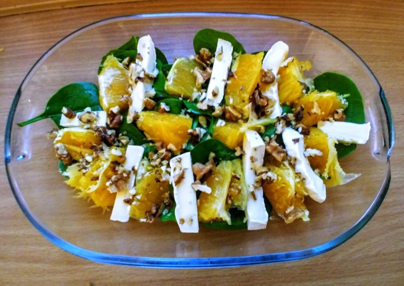 Sałatka ze szpinakiem, camembertem i pomarańczą Sałatka ze szpinakiem, camembertem i pomarańczą