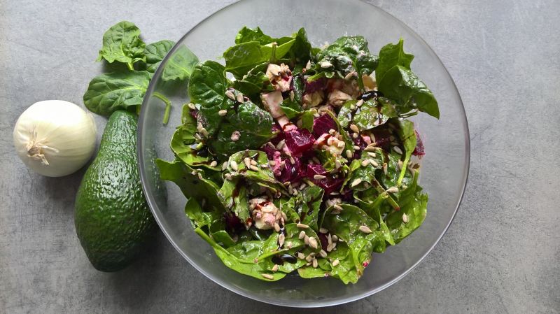 Sałatka ze szpinakiem, fetą i pieczonym burakiem 