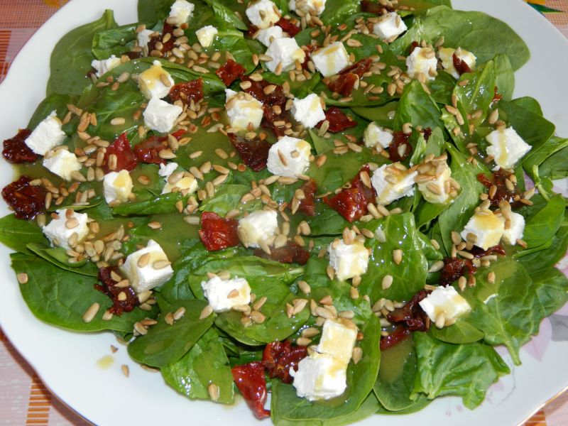 Sałatka ze szpinakiem, fetą i suszonymi pomidorami Sałatka ze szpinakiem, fetą i suszonymi pomidorami
