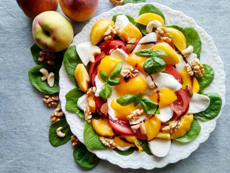 Sałatka ze szpinakiem i brzoskwiniami