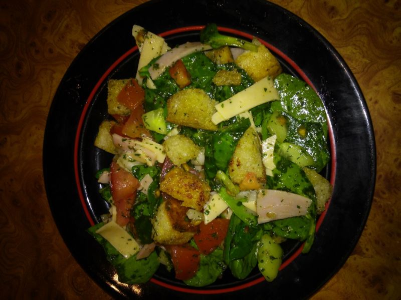 Sałatka ze szpinakiem i grzankami 