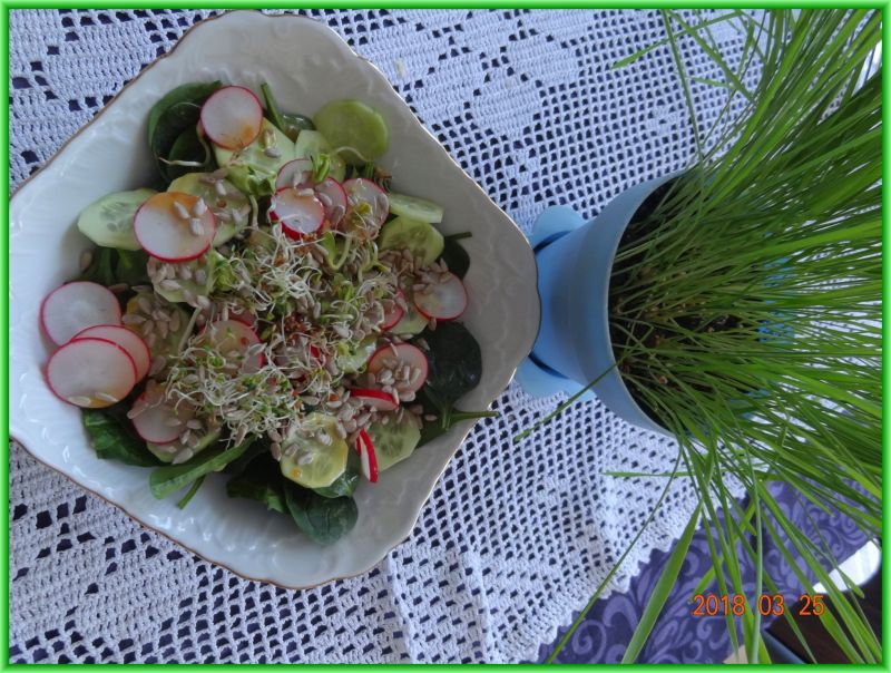 Sałatka ze szpinakiem i kiełkami