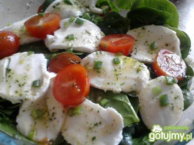 Sałatka ze szpinakiem i mozzarellą Sałatka ze szpinakiem i mozzarellą