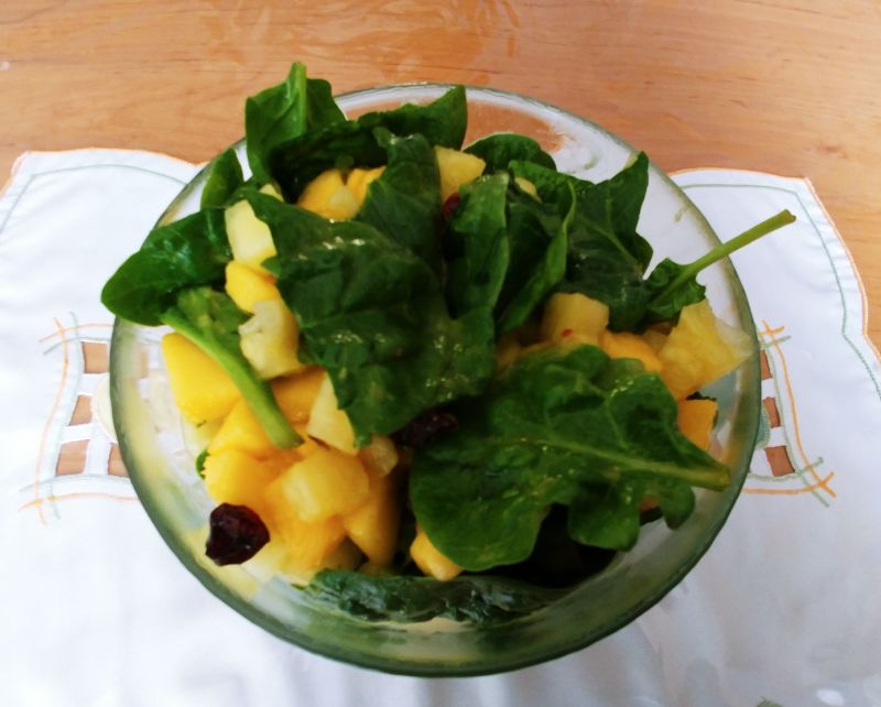 Sałatka ze szpinakiem i owocami