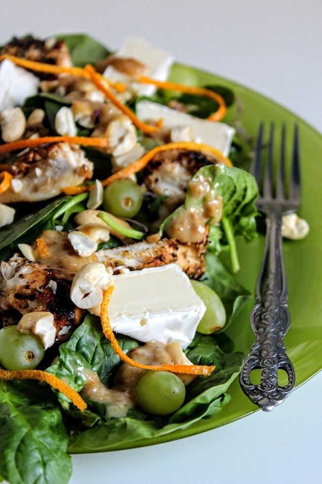 Sałatka ze szpinakiem i rodzynkowym dressingiem