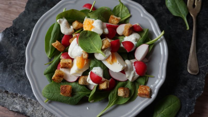 Sałatka ze szpinakiem i rzodkiewką