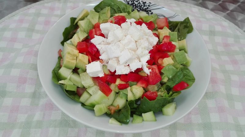 Sałatka ze szpinakiem i serem feta Sałatka ze szpinakiem i serem feta