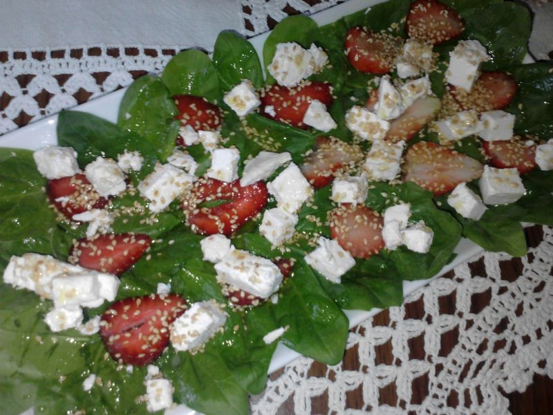 Sałatka ze szpinakiem i truskawkami