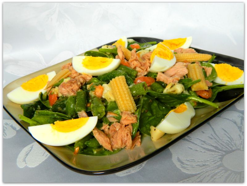 Sałatka ze szpinakiem i tuńczykiem