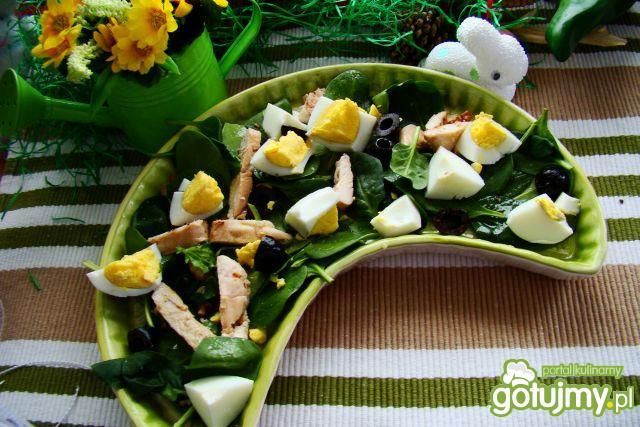 Sałatka ze szpinakiem, jajkiem i kurczakiem