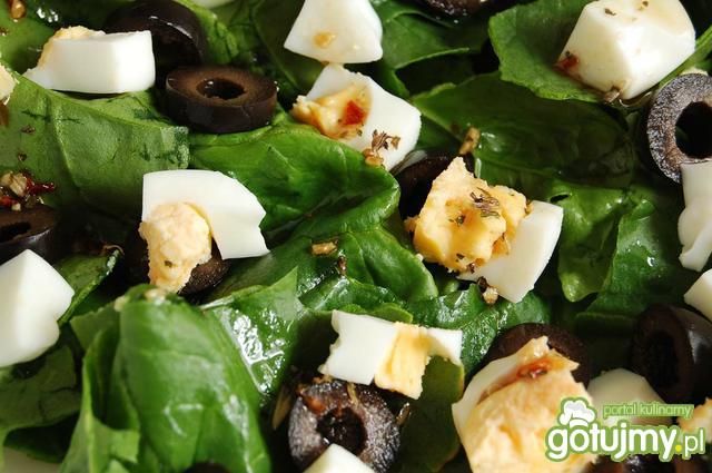 Sałatka ze szpinakiem, jajkiem i oliwkam