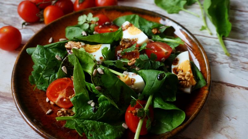 Sałatka ze szpinakiem, jajkiem i pomidorkami