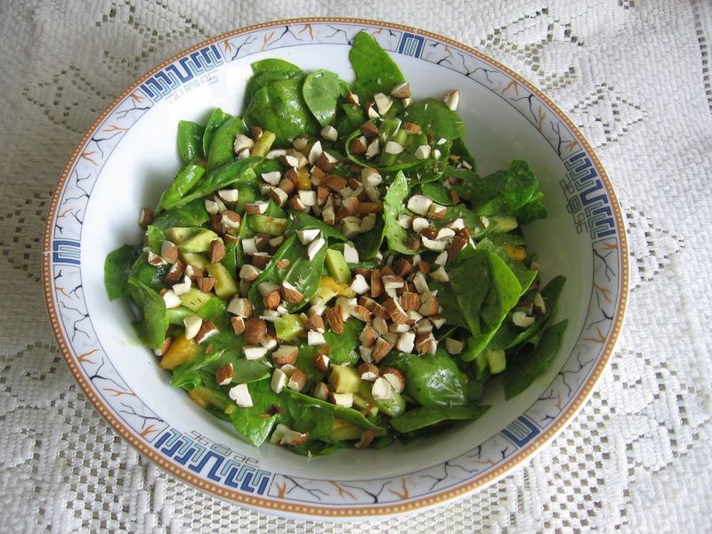 Sałatka ze szpinakiem, mango i awokado 