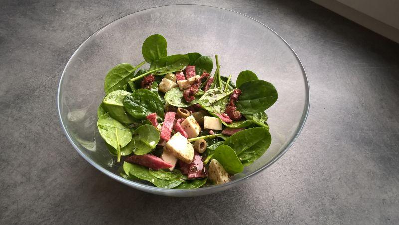 Sałatka ze szpinakiem, salami i mozarellą