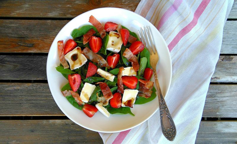 Sałatka ze szpinakiem, truskawkami i serem brie