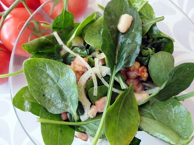 Sałatka ze szpinaku, boczku i fasoli Sałatka ze szpinaku, boczku i fasoli