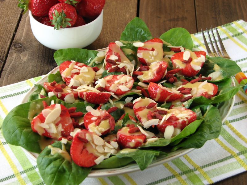Sałatka ze szpinaku i truskawek Sałatka ze szpinaku i truskawek