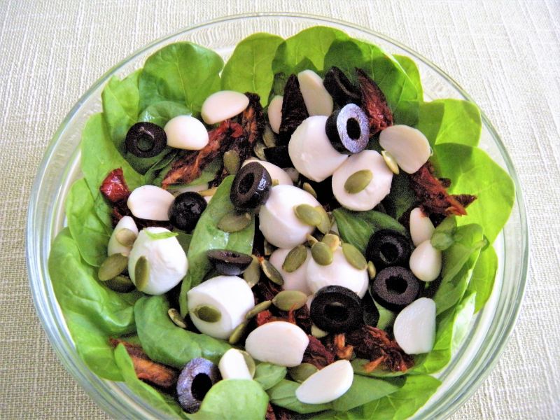 Sałatka ze szpinaku z suszonymi pomidorami