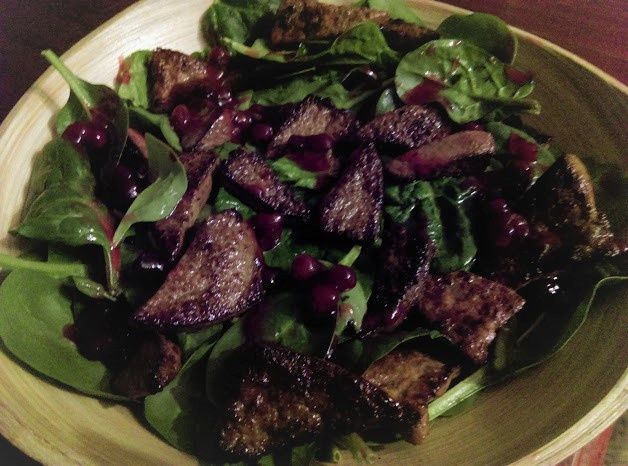 Sałatka ze szpinaku z wątróbką i żurawiną Sałatka ze szpinaku z wątróbką i żurawiną