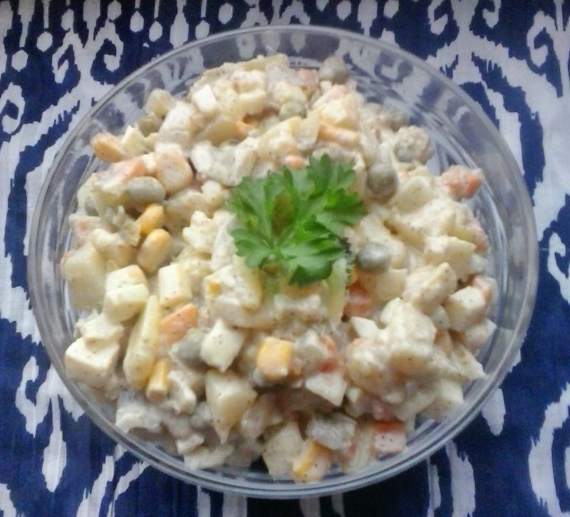 Sałatka ziemniacz. z marchewką, groszkiem, jajkiem