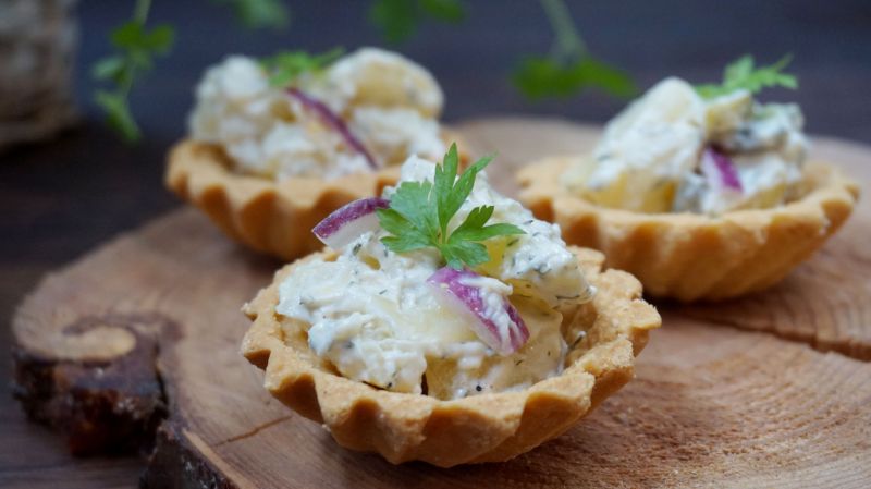 Sałatka ziemniaczana w kruchej babeczce