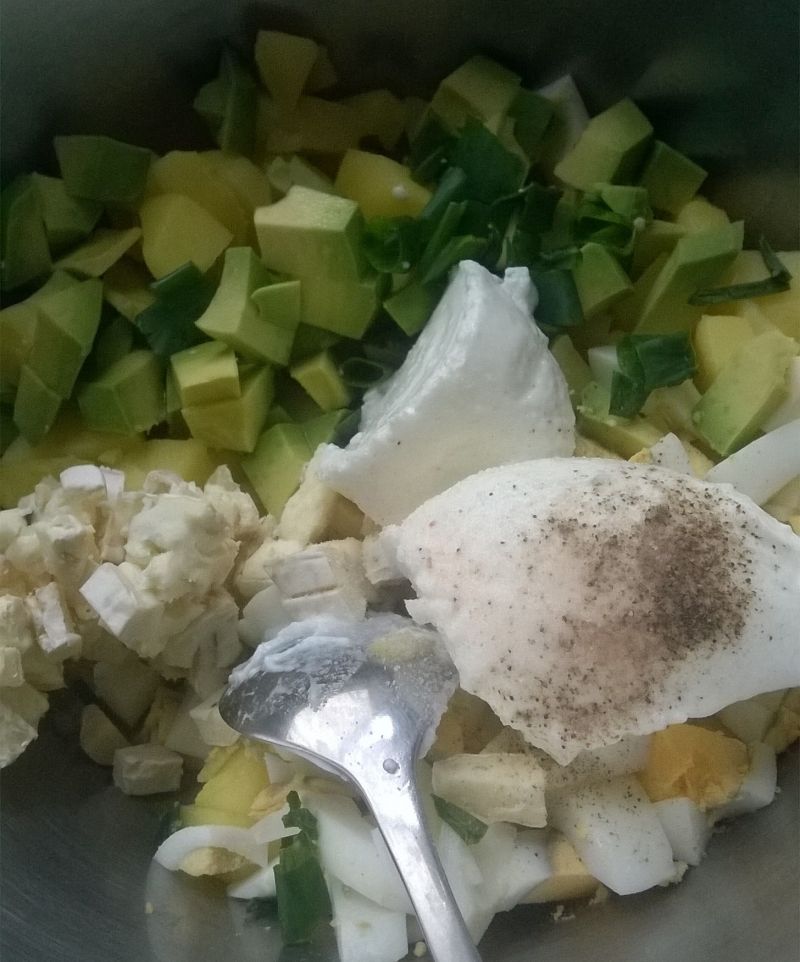 Sałatka ziemniaczana z awokado, serem i jajkami