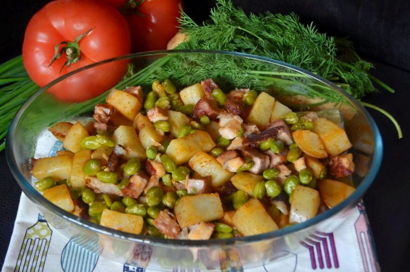 Sałatka ziemniaczana z boczkiem i bobem Sałatka ziemniaczana z boczkiem i bobem