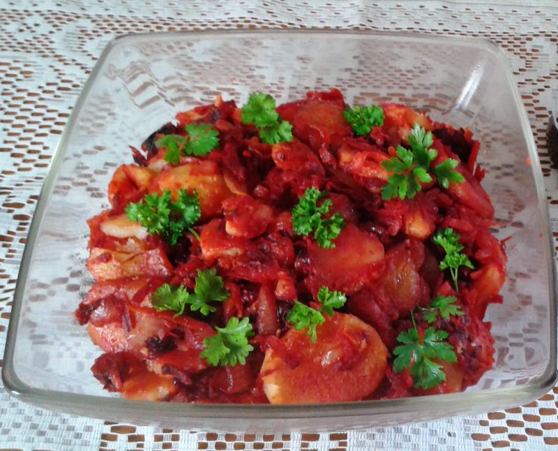 Sałatka ziemniaczana z duszonych warzyw 