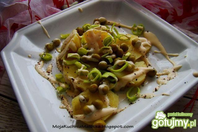 Sałatka ziemniaczana z groszkiem i sosem