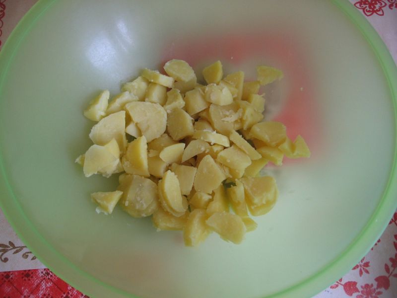 Sałatka ziemniaczana z kaparami i żółtym serem