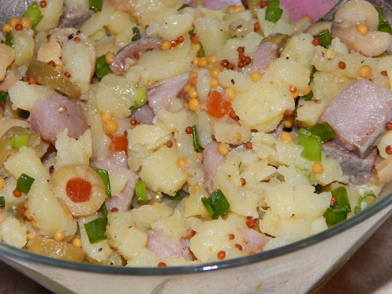 Sałatka ziemniaczana z korzennym śledziem