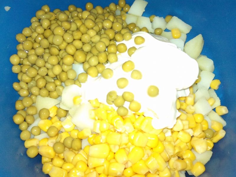 Sałatka ziemniaczana z kukurydzą i groszkiem