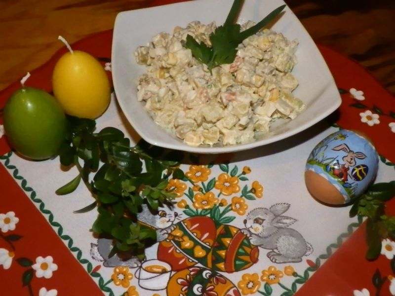 Sałatka ziemniaczana z kukurydzą i jabłkiem