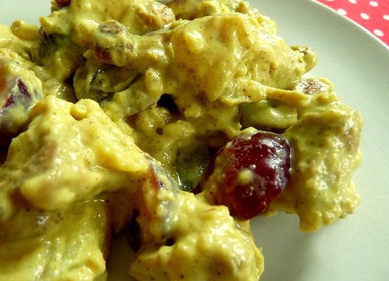 Sałatka ziemniaczana z kurczakiem i winogronem Sałatka ziemniaczana z kurczakiem i winogronem