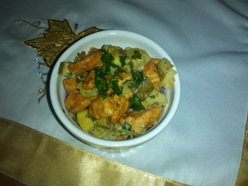 Sałatka ziemniaczana z kurczakiem w sosie sojowym