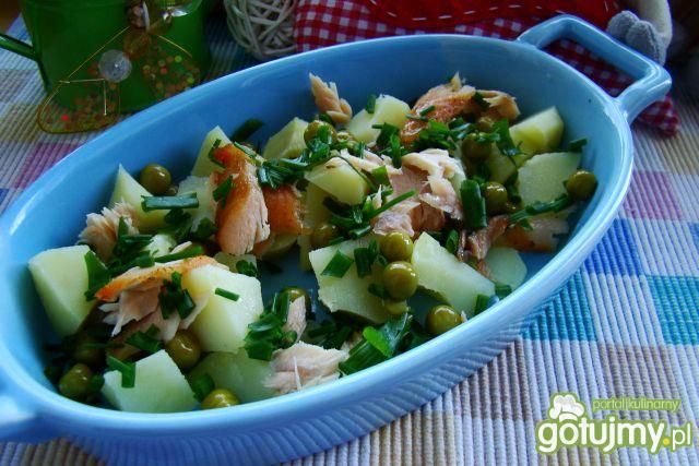 Sałatka ziemniaczana z łososiem 