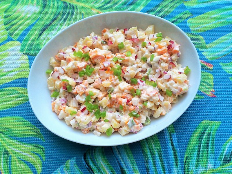 Sałatka ziemniaczana z marchewką i rzodkiewką