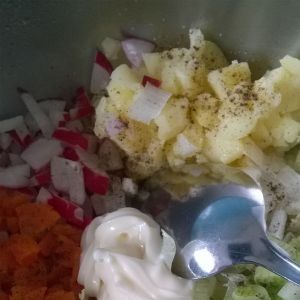 Sałatka ziemniaczana z marchewką i rzodkiewką