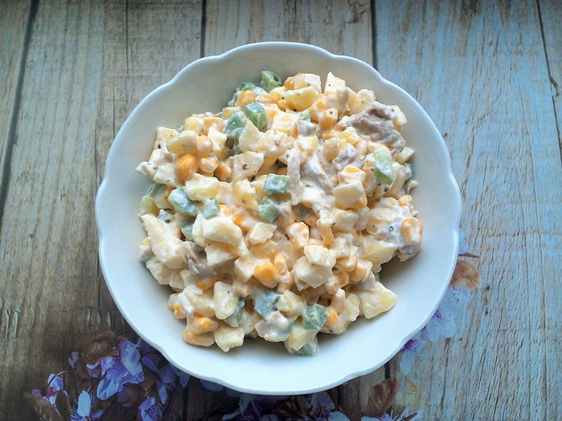 Sałatka ziemniaczana z mięsem drobiowym, jabłkiem